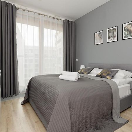 Cozy Apartments With Parking In The 19Th District By Noclegi Renters Варшава Екстер'єр фото