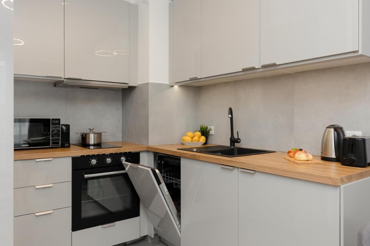 Cozy Apartments With Parking In The 19Th District By Noclegi Renters Варшава Екстер'єр фото